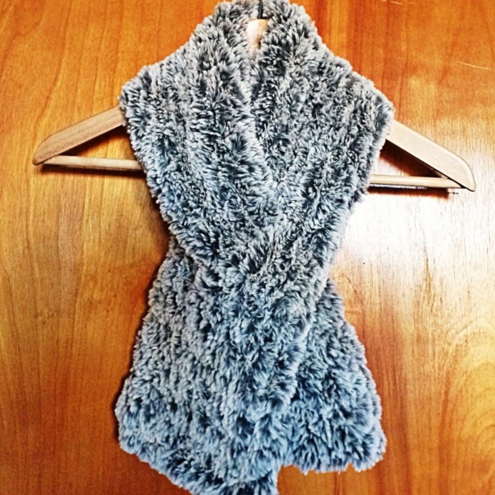 NWOT - Warm and Fluffy Faux Fur Knitted Scarf in Gray Tone